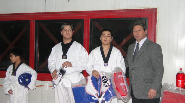 Gobernador de la Provincia Antártica entrega artículos deportivos a club en Puerto Williams